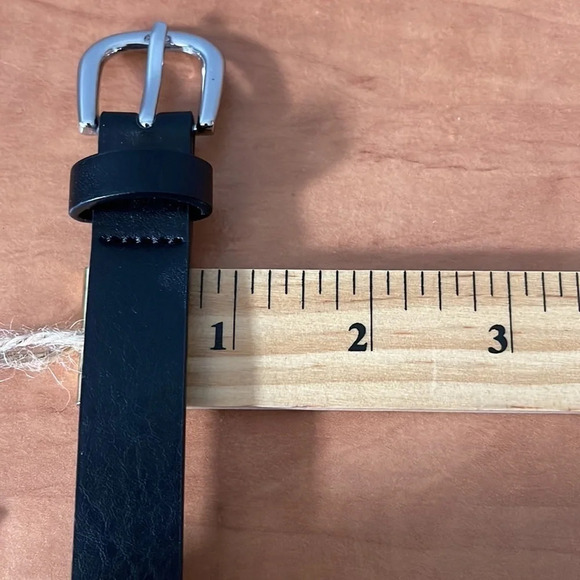 NARROW Women’s Black Faux Leather Belt Silver Toned Buckle Size 1X - Picture 8 of 9